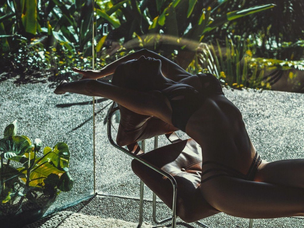 Julia Lescova in Micro Bikini (10 Photos)