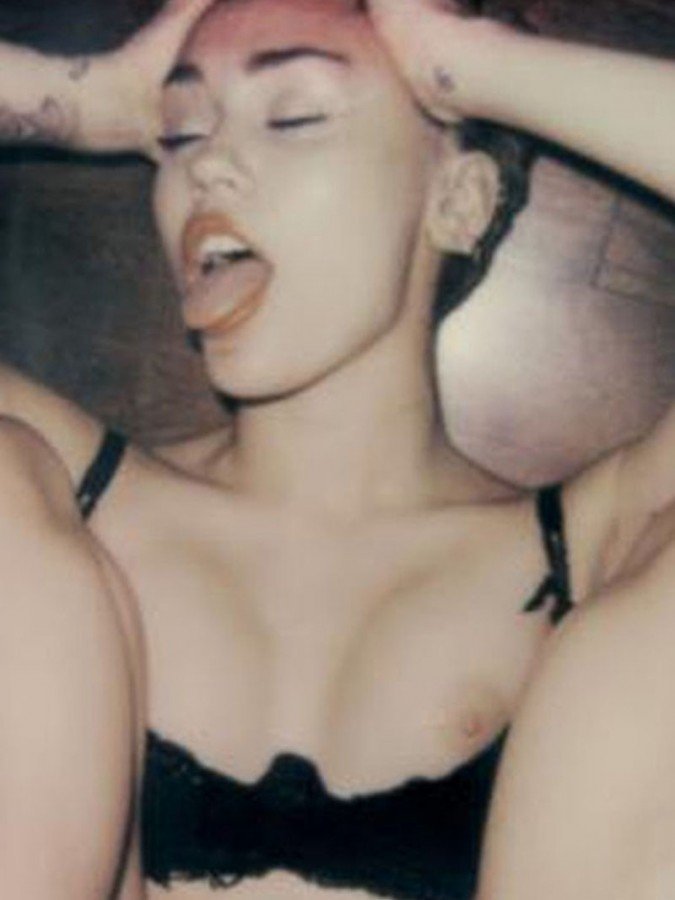 Miley Cyrus Naked (21 New Photos)
