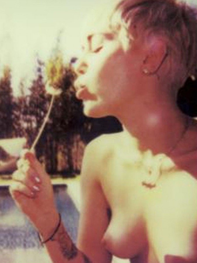 Miley Cyrus Naked (21 New Photos)