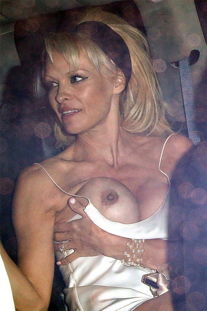 Pamela Anderson Paparazzi (1 New Photo)