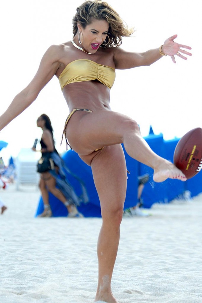 Jennifer Nicole Lee in Bikini (8 Photos)