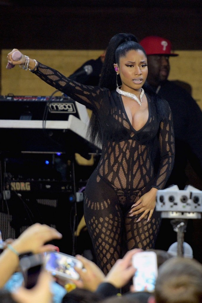 Nicki Minaj in Sexy Clothing (5 Photos)