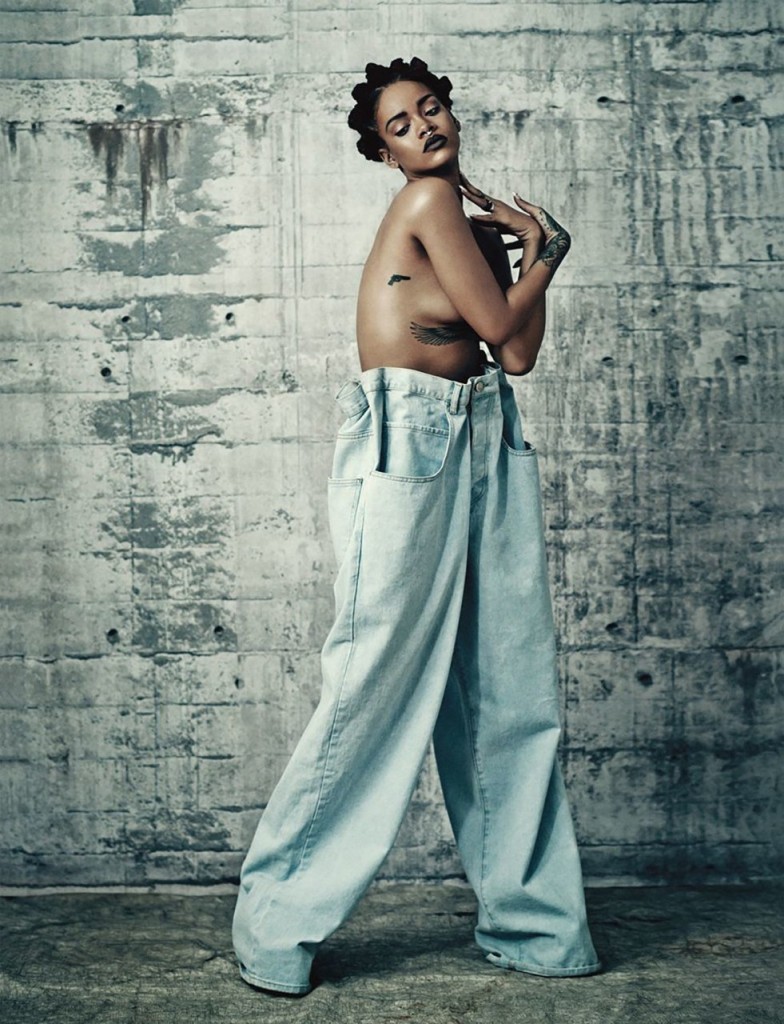 Rihanna Topless (1 New Photo)