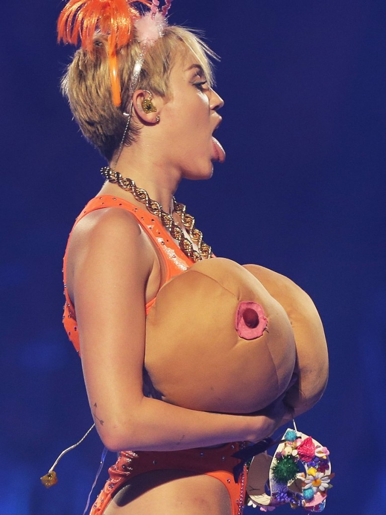 Miley Cyrus Pussy in Sidney (9 Photos)