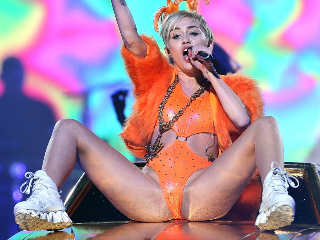 Miley Cyrus Pussy in Sidney (9 Photos)