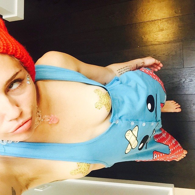 Miley Cyrus Naked (2 Photos)