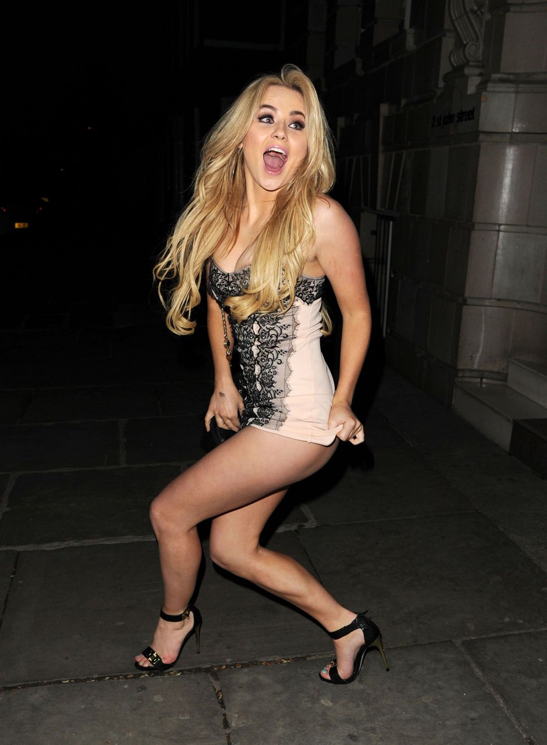Melissa Reeves Nipple Slip and Ass (37 Photos)