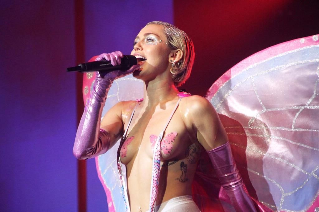 Miley Cyrus Topless (40 Photos)