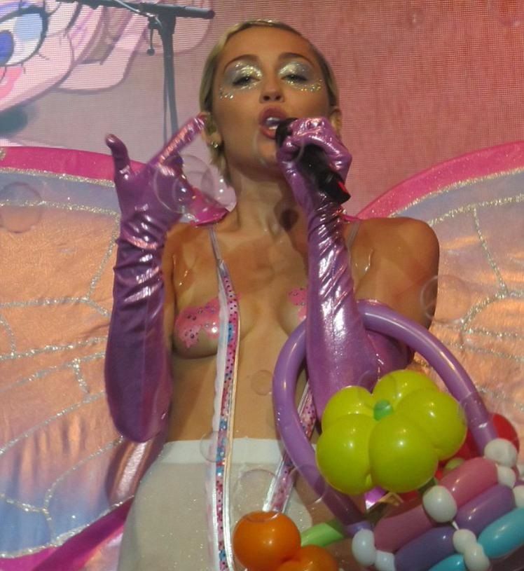 Miley Cyrus Topless (40 Photos)