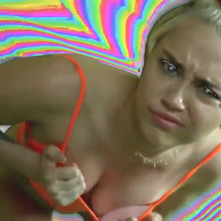 Miley Cyrus Sexy (32 Photos)