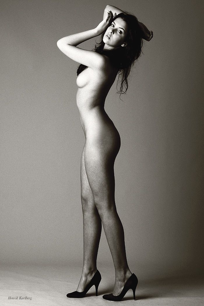 Sara Chafak Topless (3 Photos)