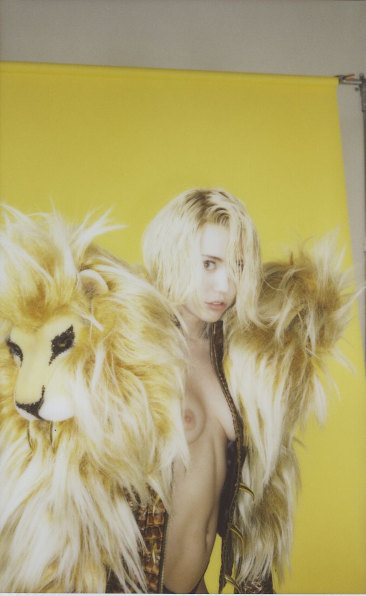 Miley Cyrus Topless (1 Hot Photo)