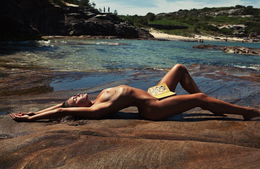 Kendal Schuler Topless (11 Photos)