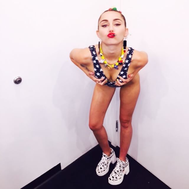 Miley Cyrus Sexy (5 New Photos)