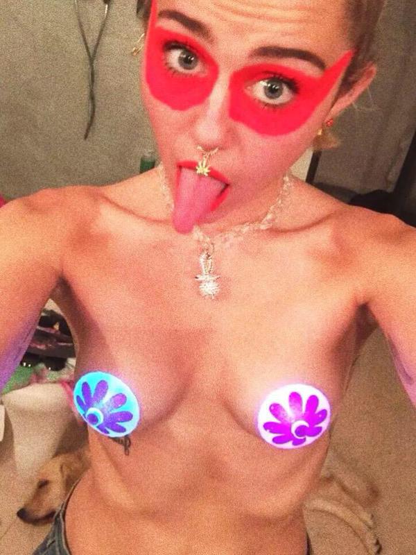 Miley Cyrus Topless (3 Photos + GIFs)