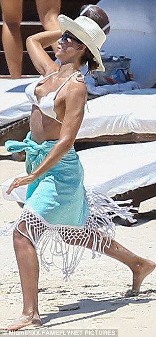 Jessica Alba in a Bikini (10 Photos)