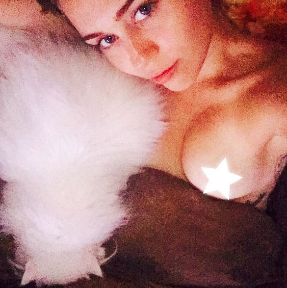 Miley Cyrus Topless (New Sexy Photo)