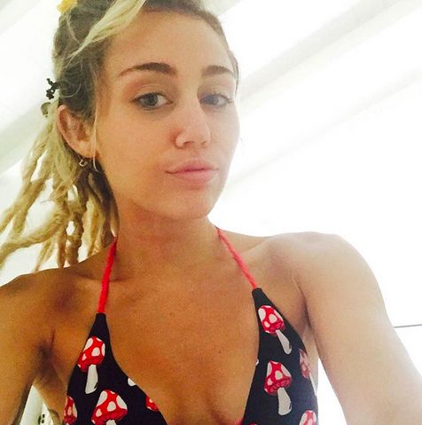 Miley Cyrus Sexy Selfies (6 Photos)