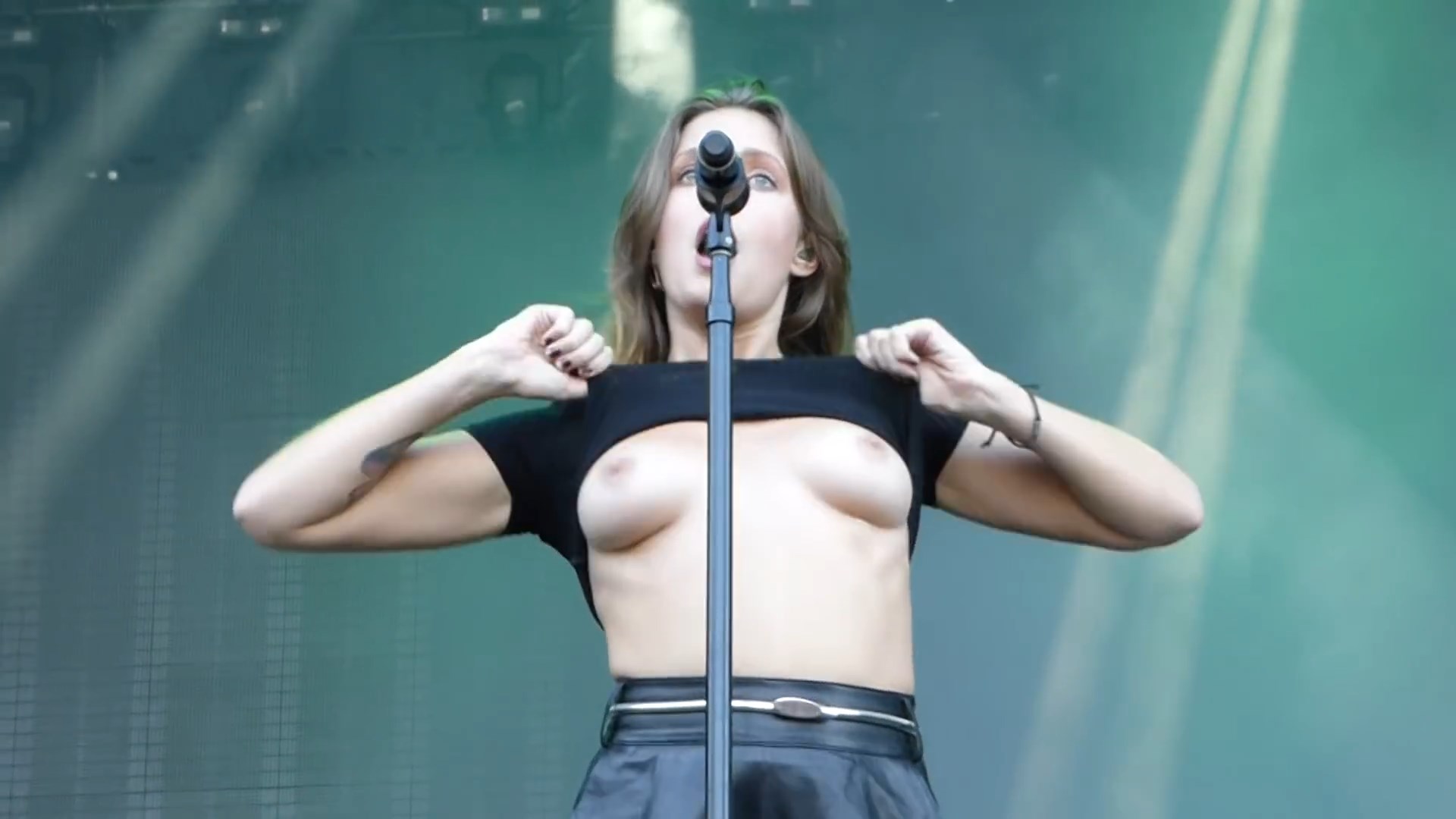 Tove Lo Flashing Her Boobs In Concert Photo On Make A Gif