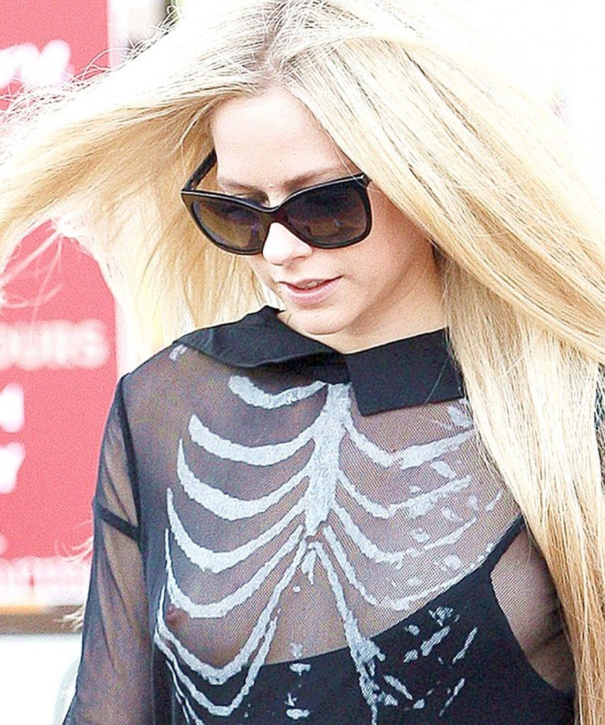 Avril Lavigne Nipple Slip (9 Photos)