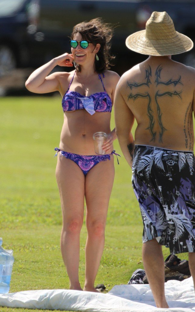 Evangeline Lilly in a Bikini (14 Photos)