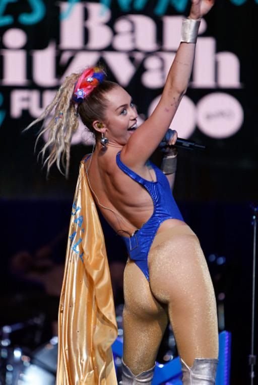 Miley Cyrus Sexy (48 Photos)