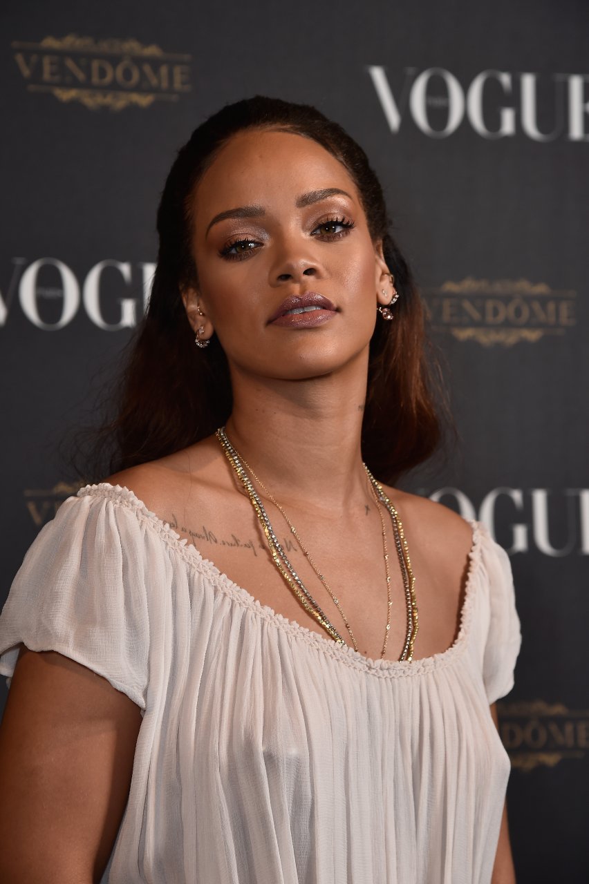 Rihanna Braless (15 Photos)
