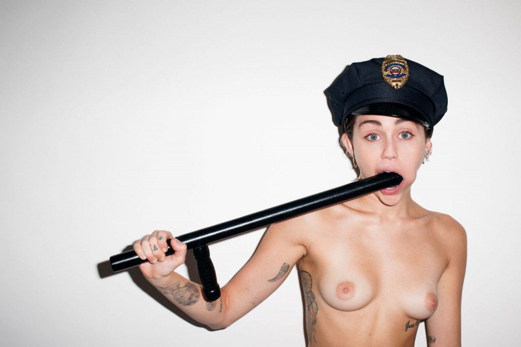 Miley Cyrus Nude (19 Photos)