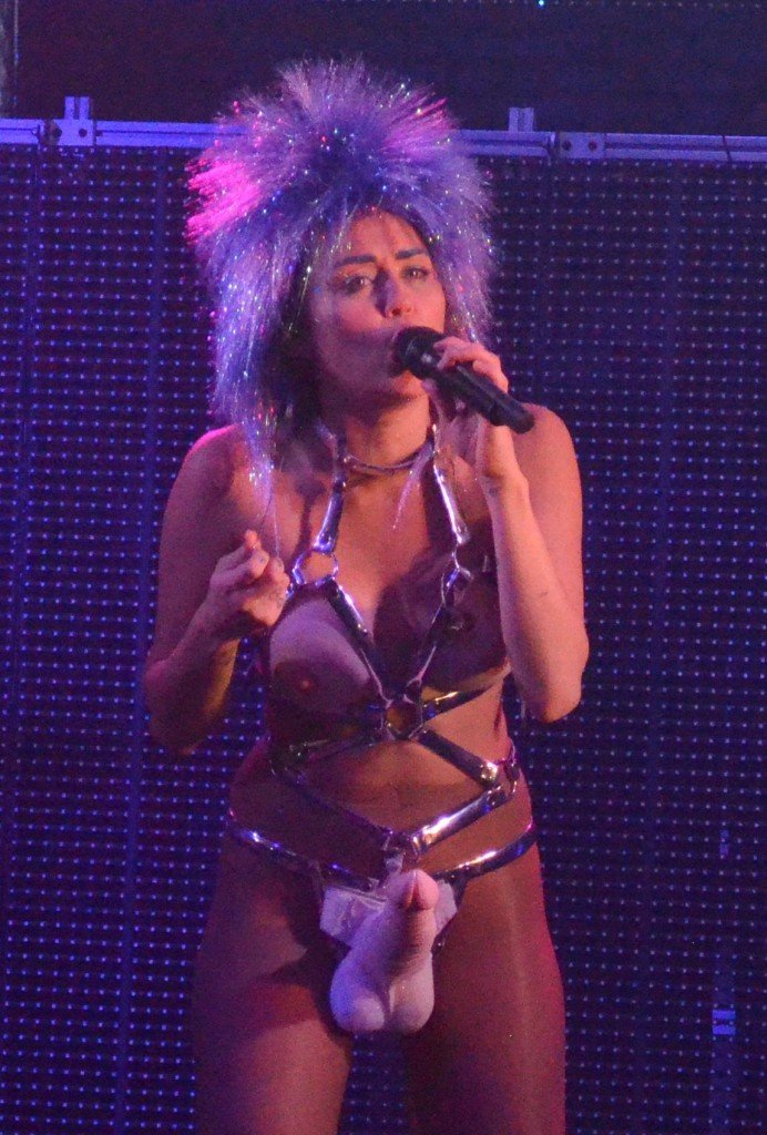 Miley Cyrus Topless (12 Photos + Video)