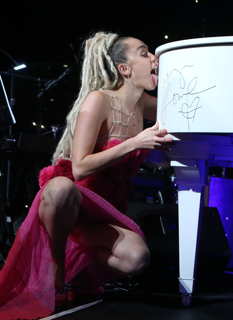 Miley Cyrus Upskirt (3 Photos) .