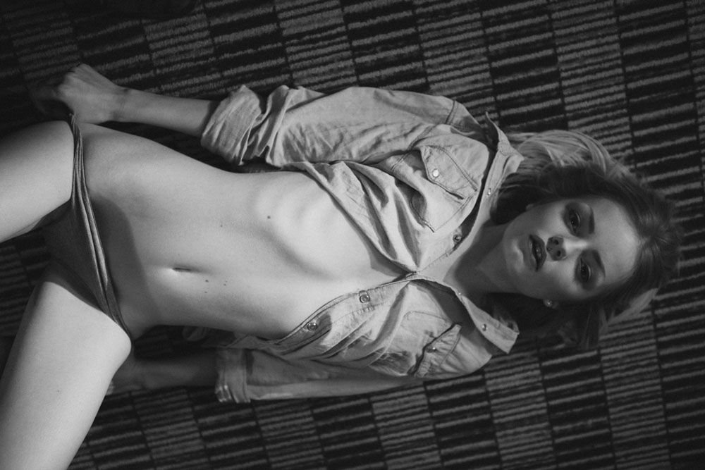 Sarah Vinken Sexy &amp; Topless (12 Photos)