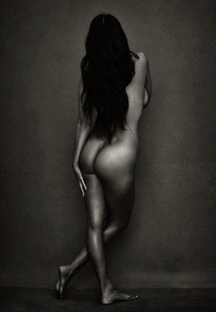 Kourtney kardashian fully nude.