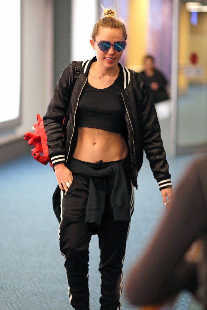 Miley Cyrus Braless (7 Photos)
