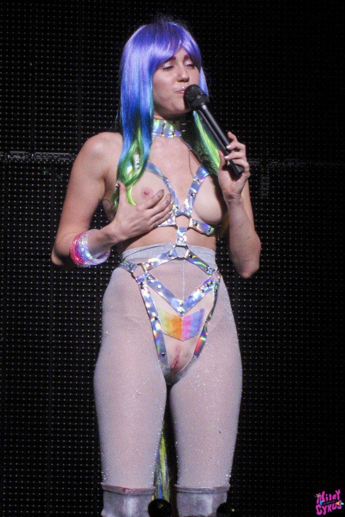 Miley Cyrus Sexy (109 Photos)