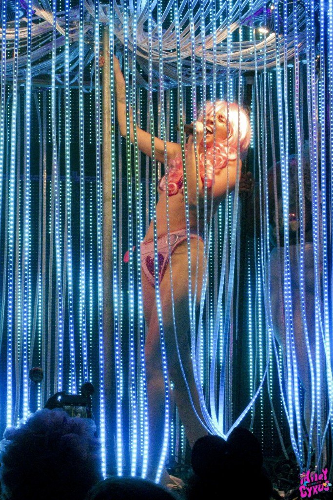 Miley Cyrus Sexy (109 Photos)