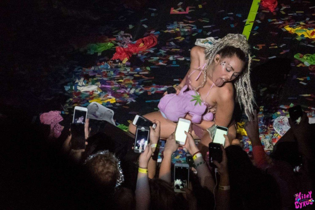 Miley Cyrus Sexy (27 Photos)