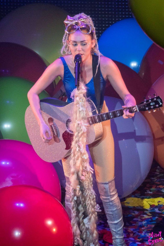 Miley Cyrus Sexy (27 Photos)