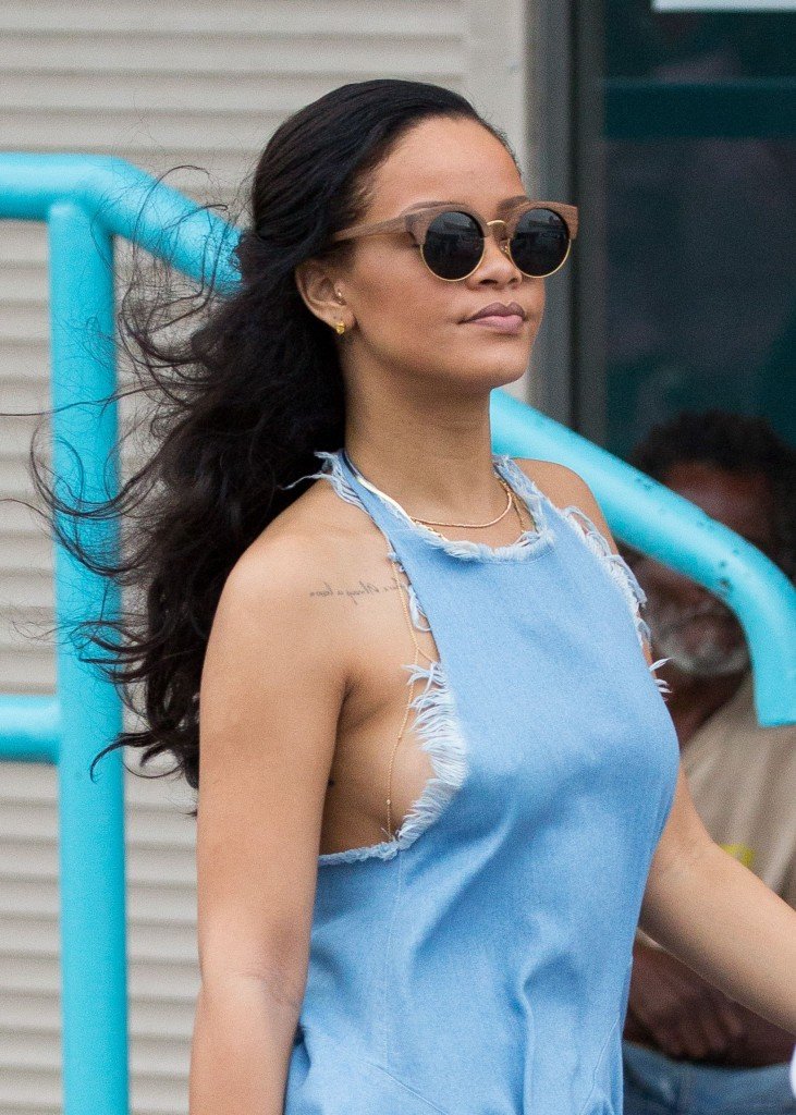 Rihanna Sideboob (34 New Photos)