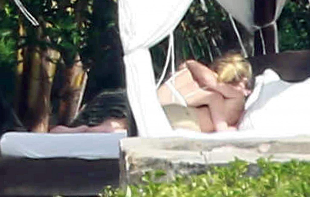 Gwyneth Paltrow in a Bikini (15 Photos)