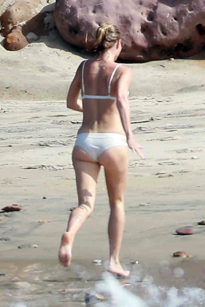 Gwyneth Paltrow in a Bikini (15 Photos)