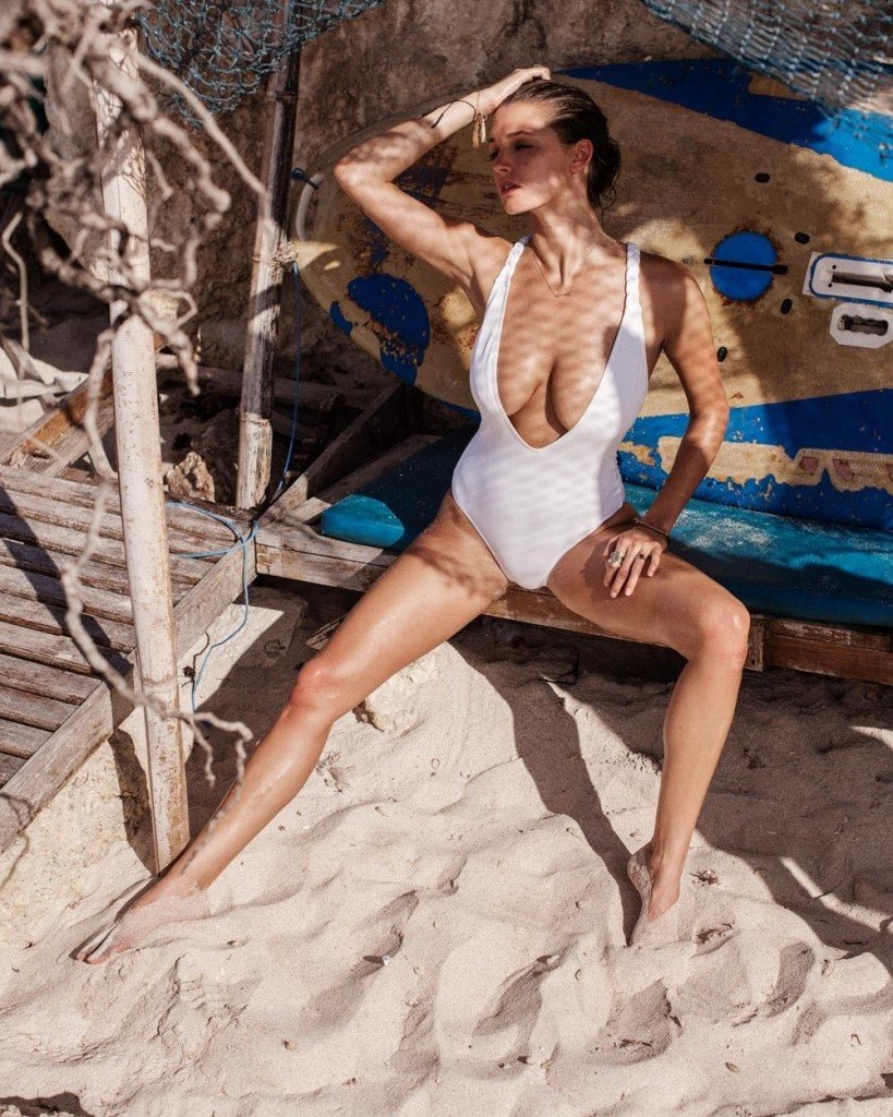 Alyssa Arce Sexy &amp; Topless (25 Photos)