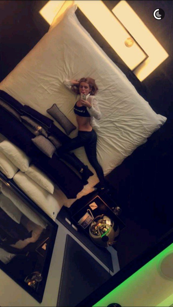 Bella Thorne Sexy (8 New Photos)