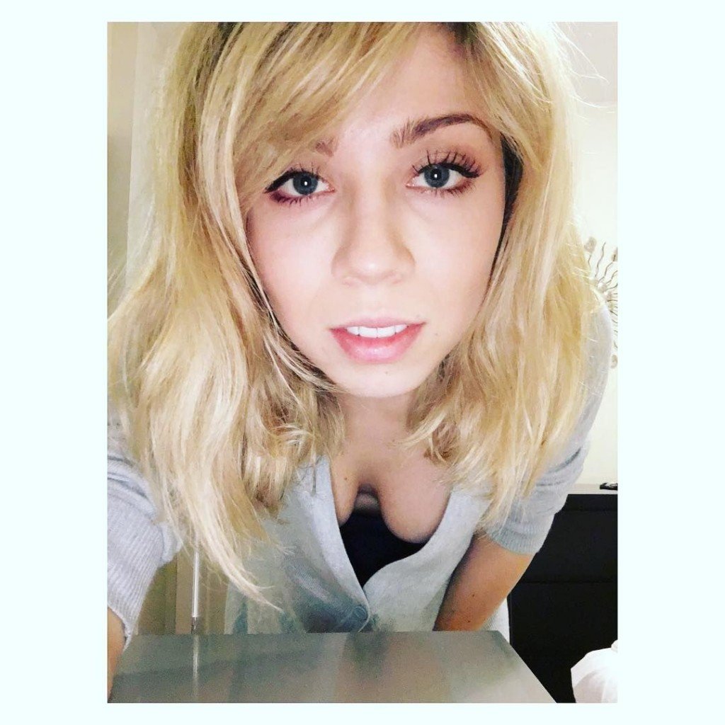 Jennette McCurdy Cleavage (1 New Photo)