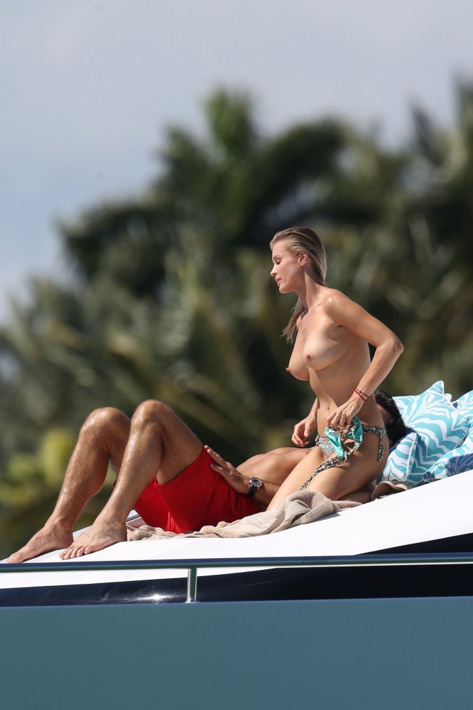 Joanna Krupa in a Bikini &amp; Topless (55 Photos)