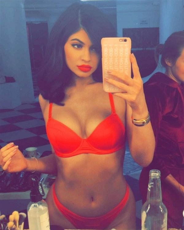 Kylie Jenner Sexy (2 Photos)