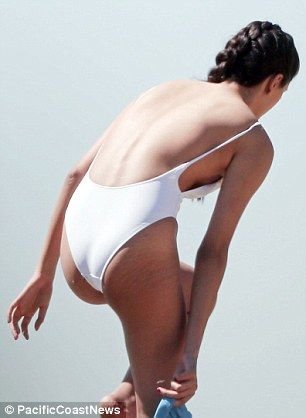 Neelam Gill Sexy &amp; Topless (17 Photos)