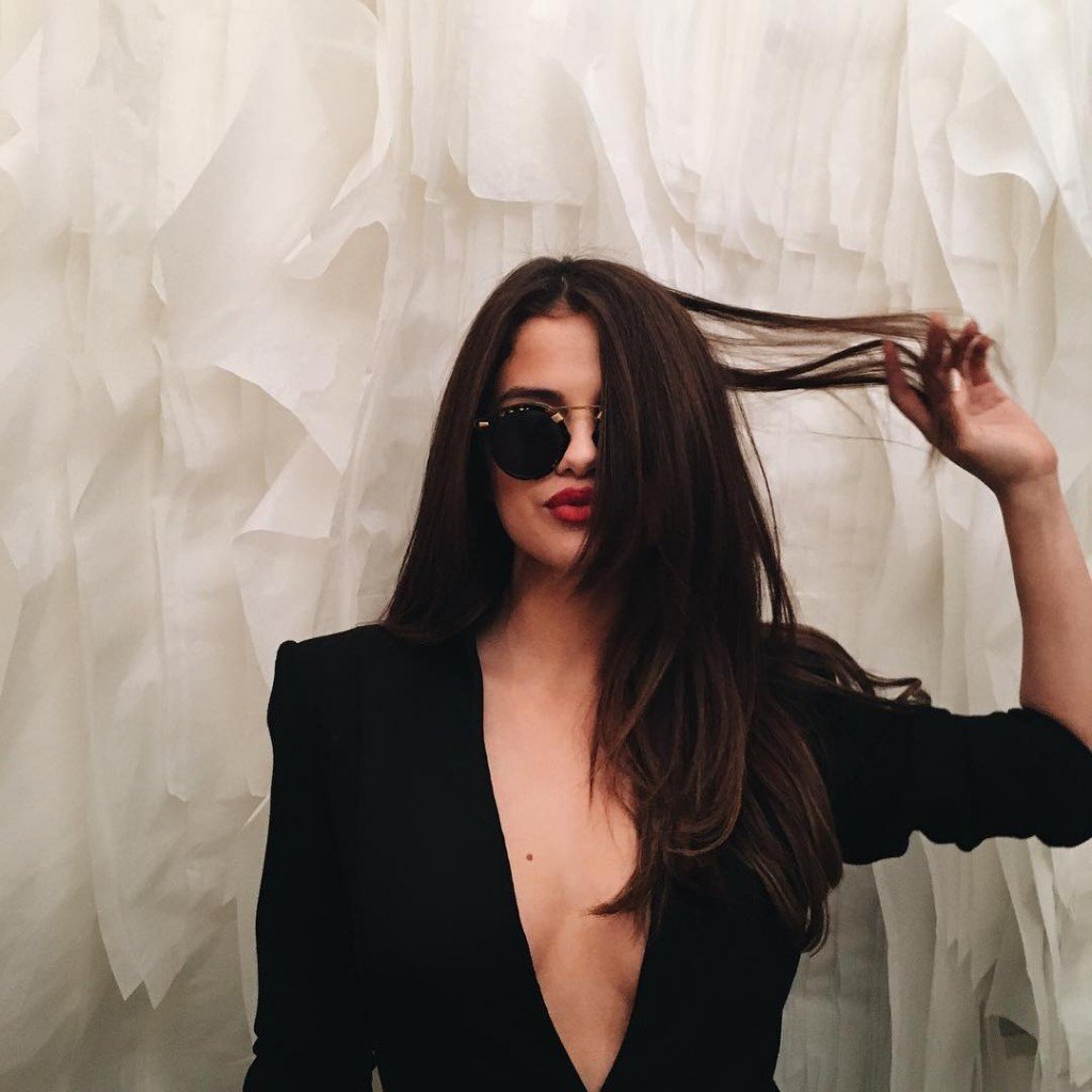 Selena Gomez Braless (109 Photos)