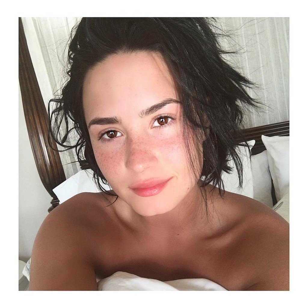 Demi Lovato No Makeup (2 Photos)