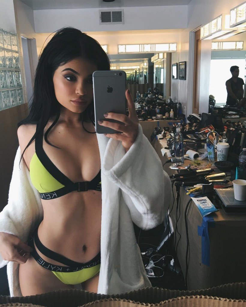 Kylie Jenner Sexy (3 Photos + Gif)