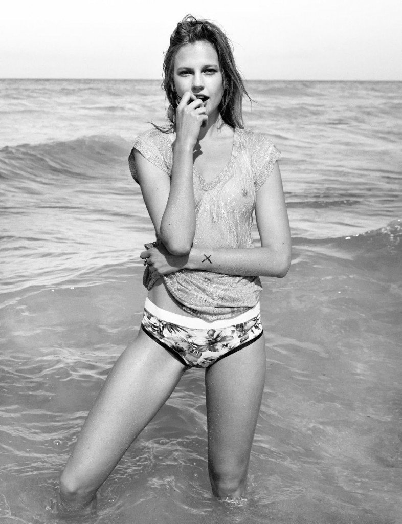 Elisabeth Erm Sexy &amp; Topless (12 Photos)